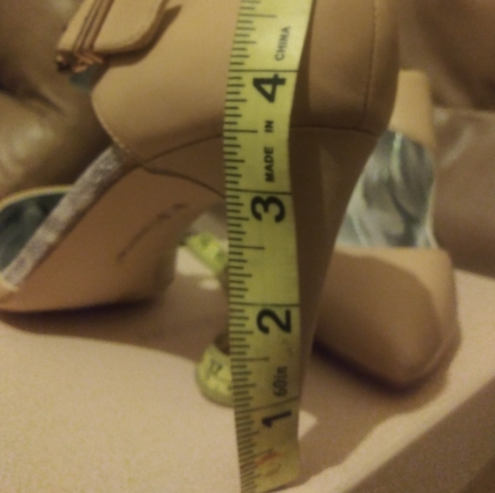 NWT ladies leather pumps. - Picture 6 of 9